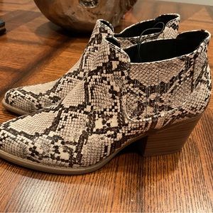 A.N.A. Booties 8 Snake